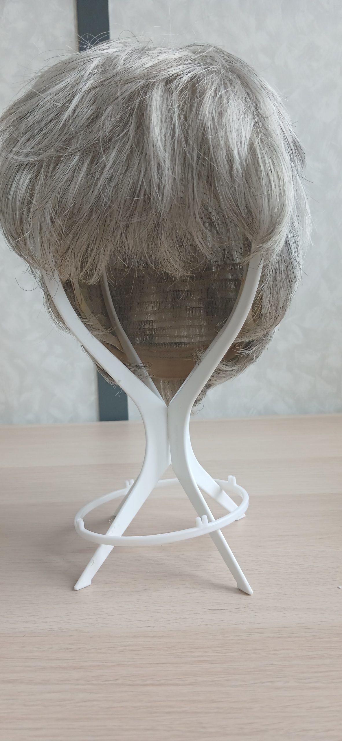 Anne Sophie(1) Perruque Anne Sophie vue de face , couleur gris argenté, Longueur Courte