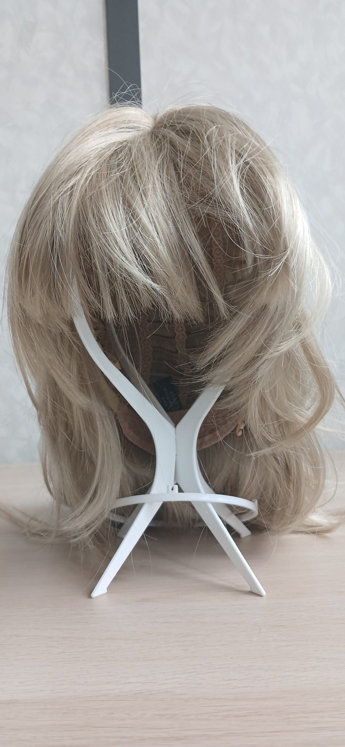Falbala Perruque Falbala vue de face, couleur blond doré, longueur longue