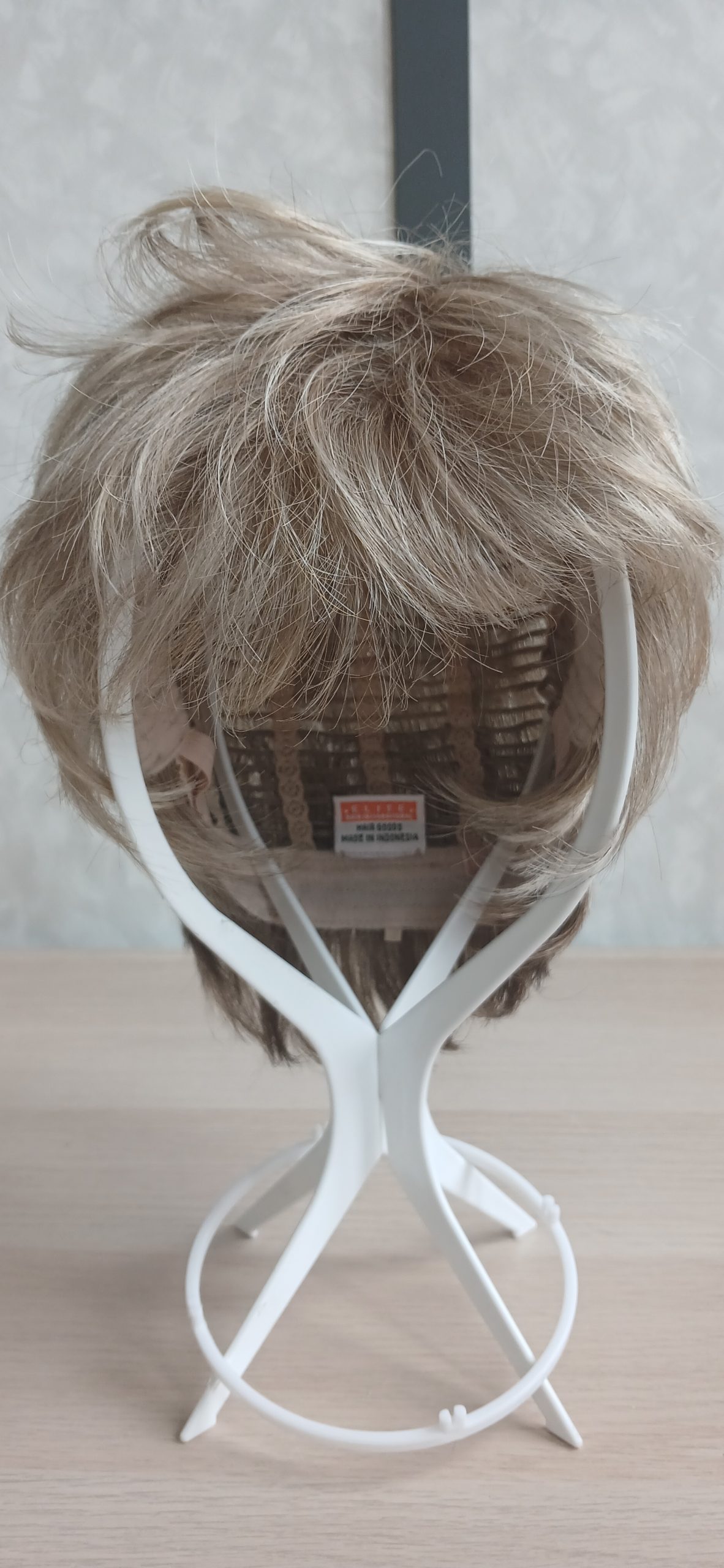 Maria Perruque Maria vue de face, couleur blond cendré, Longuer courte