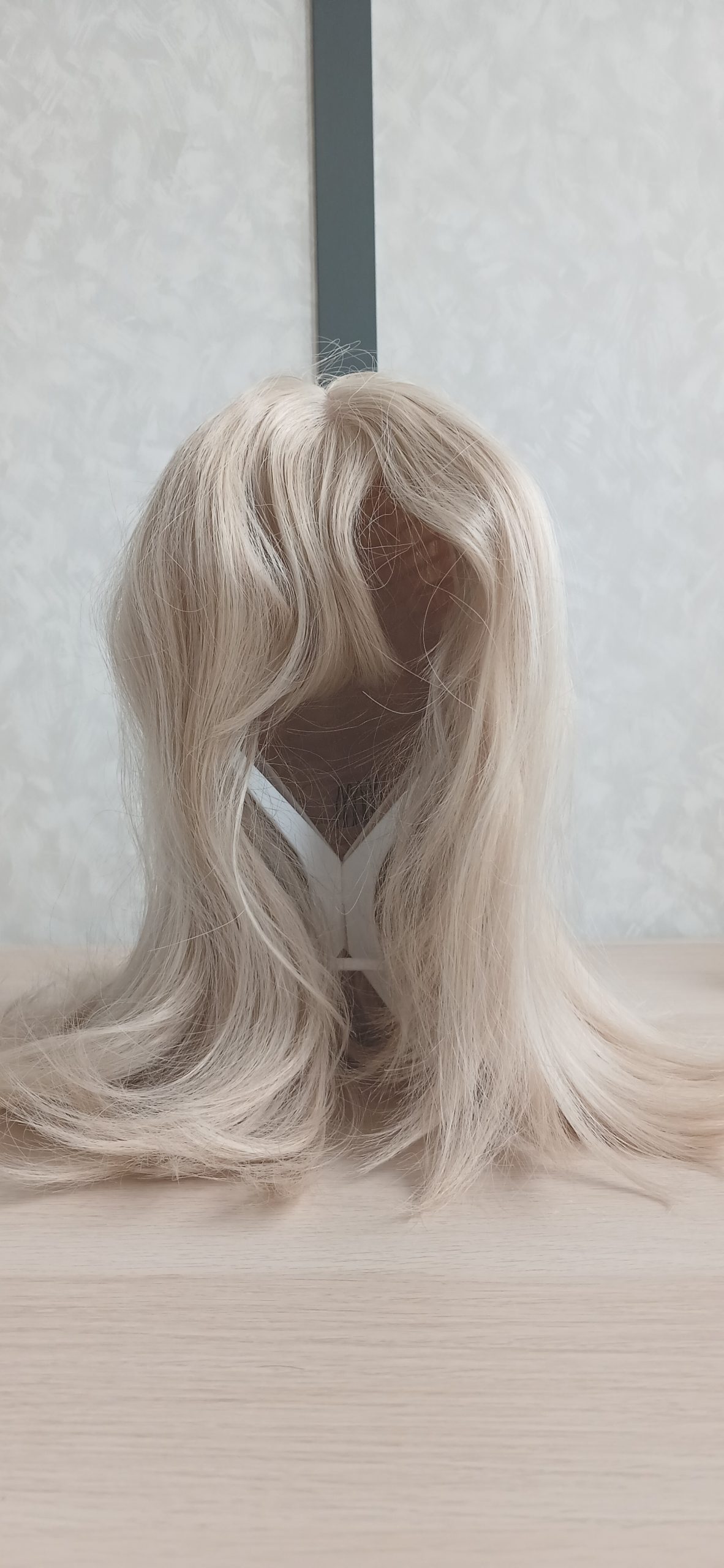 Salomé Perruque Salomé vue de face, couleur blond platine, longueur longue