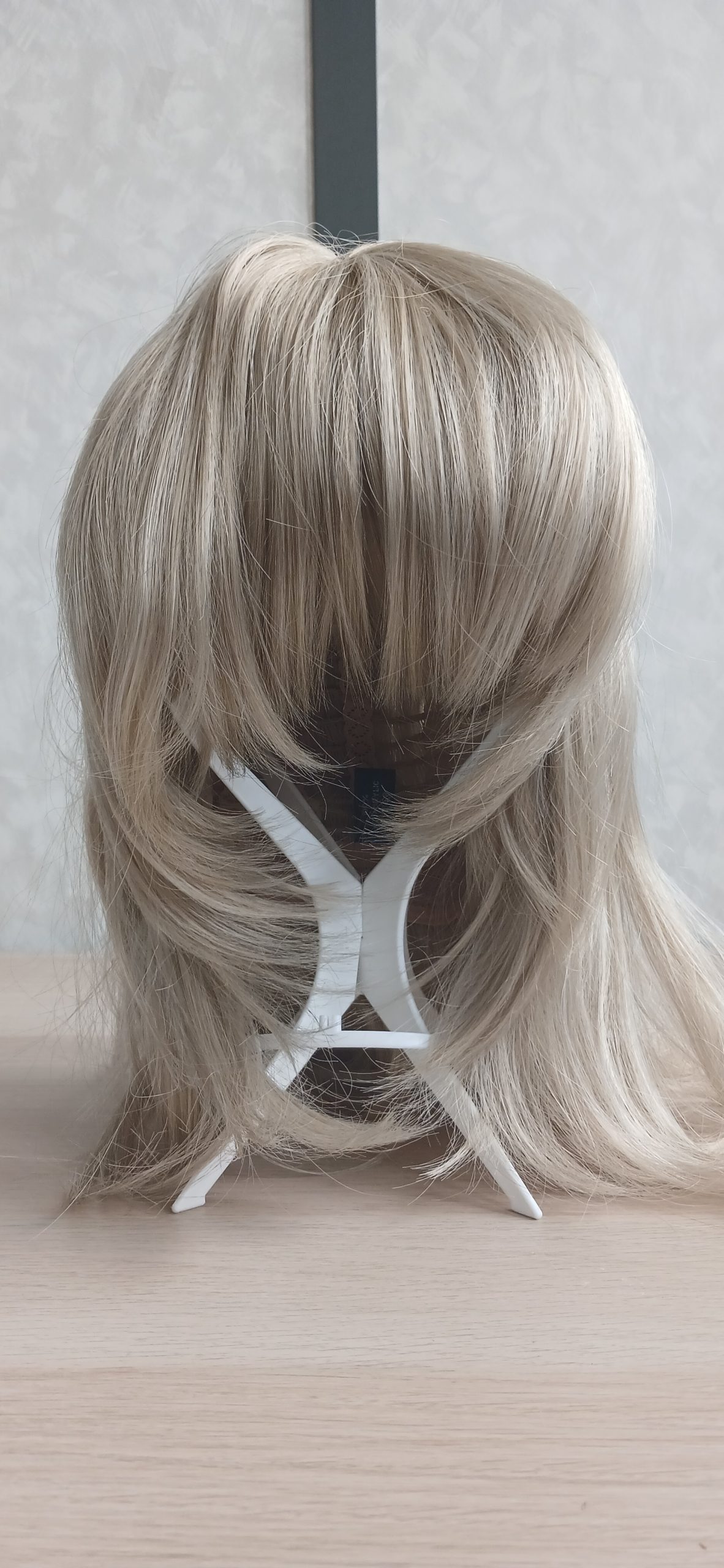 Suzanne Perruque Suzanne vu de face, couleur Blond beige, Longueur Mi-long